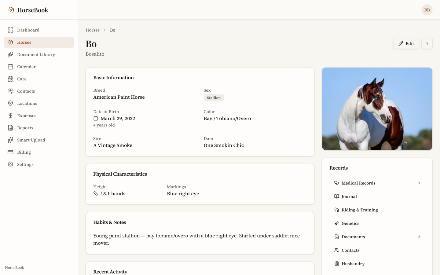 Web horse profile overview with photo, identity fields, and the record tabs